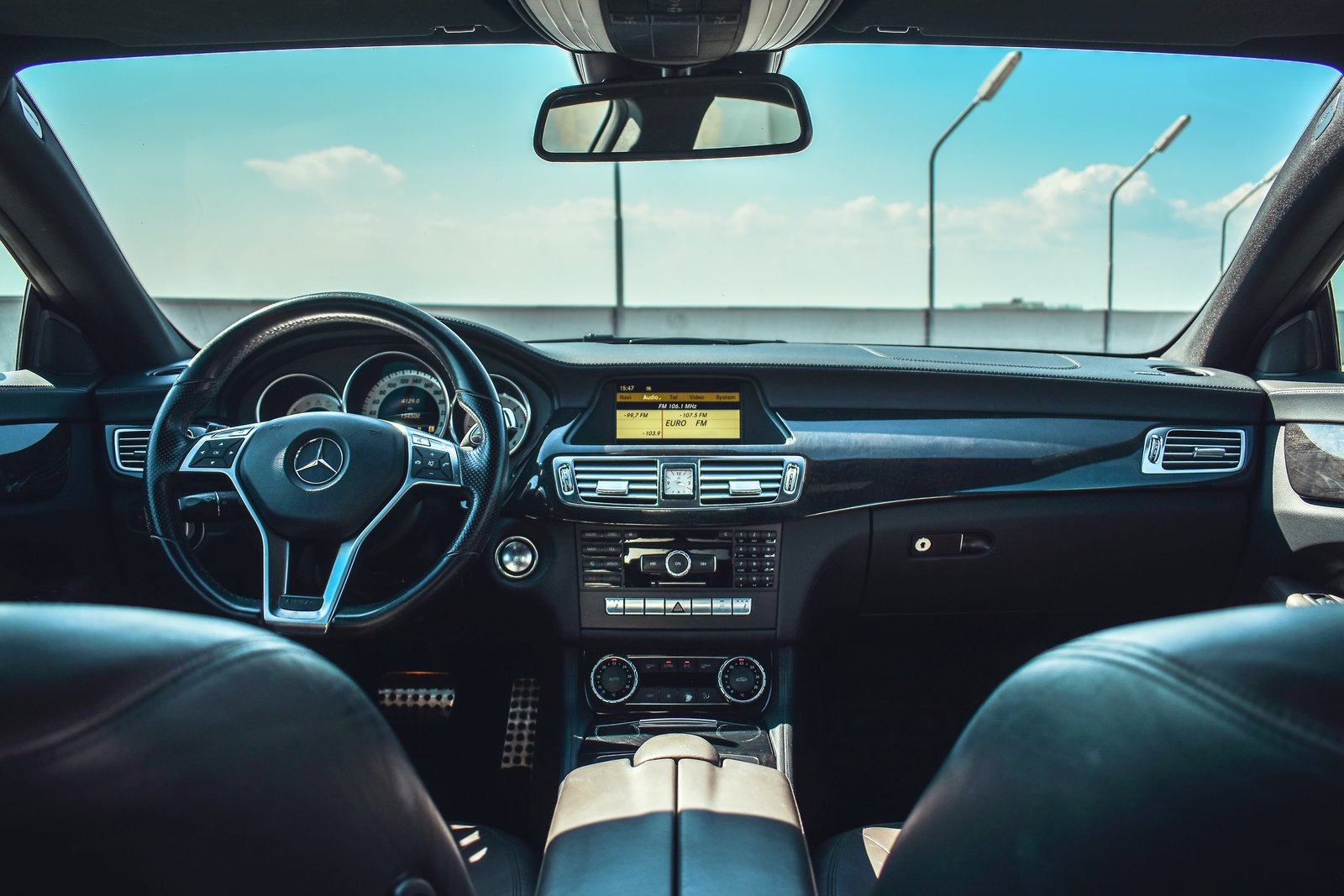 Get Rapid Response Time and Quality OEM Materials with Mobile San Fernando Car Glass in Woodland Hills